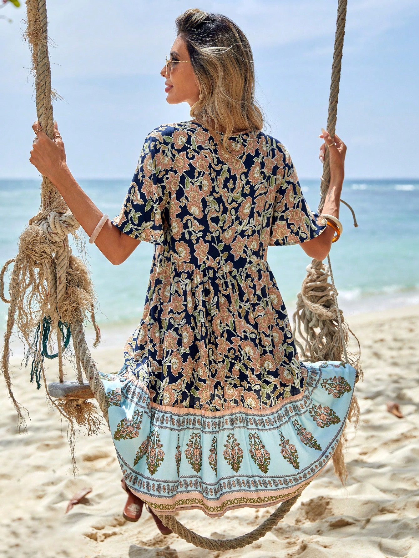 Vestido casual estilo boho con estampado floral y cuello con cordón