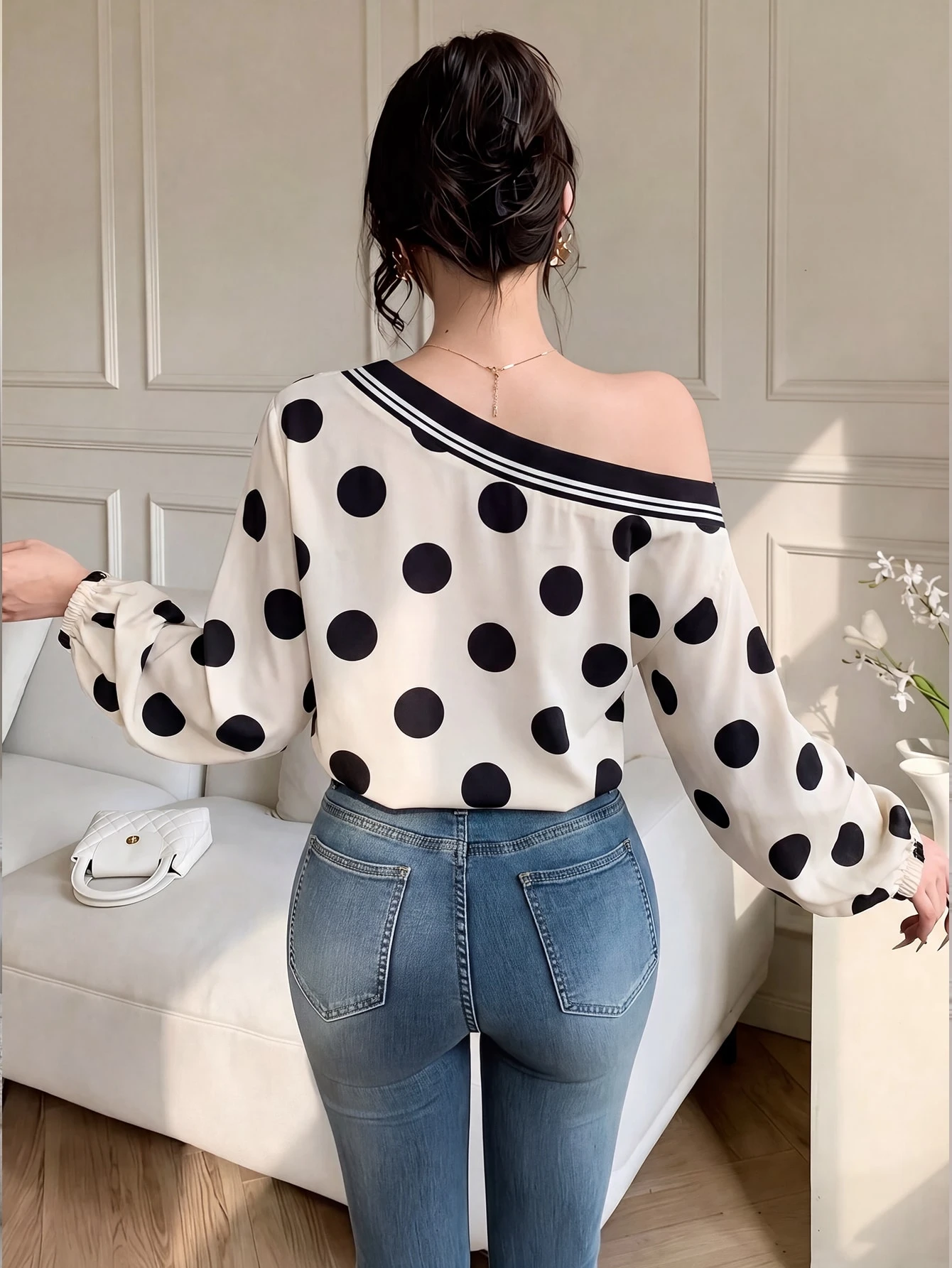 Blusa con estampado de lunares y cuello asimétrico