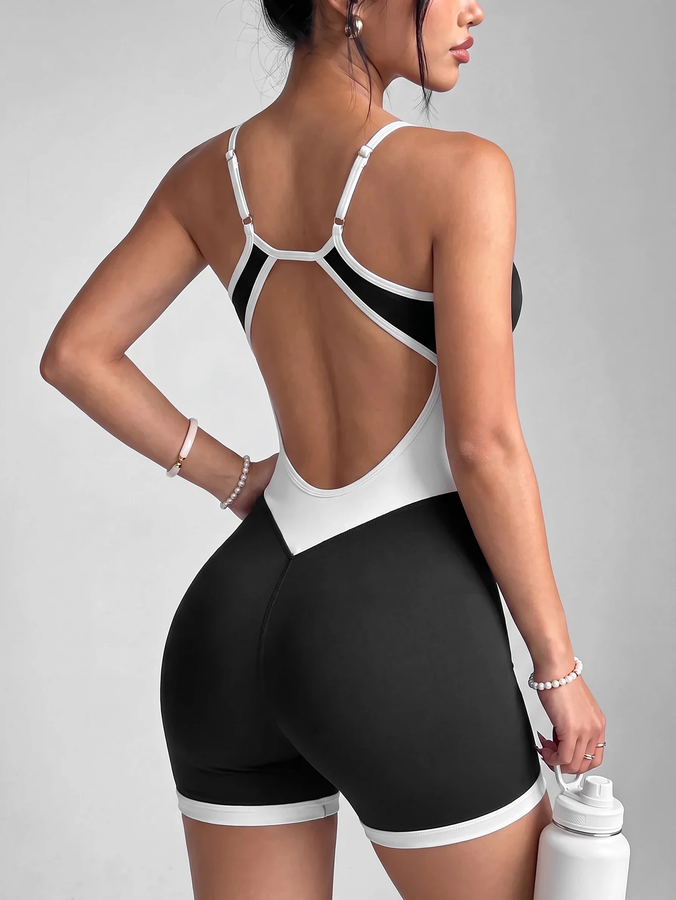 Mono deportivo de mujer con bloques de color, ribete y espalda descubierta