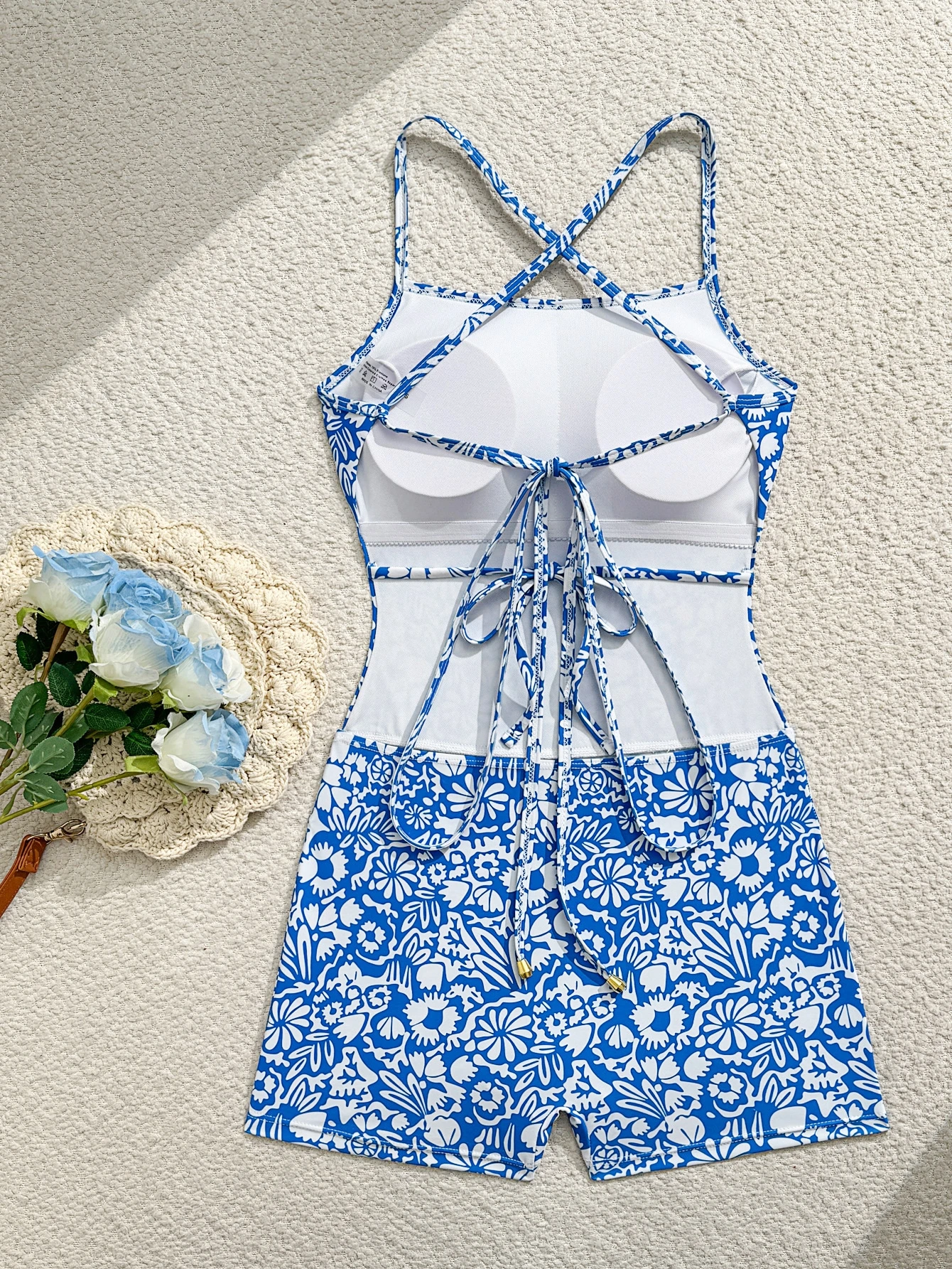 Traje de baño de una pieza con escote halter y espalda descubierta